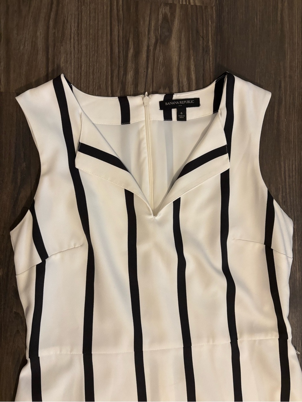 Banana Republic Factory Sz. 6 White/Black Split Neck Dress with Pockets - Picture 4 of 6